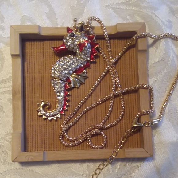 Red rhinestone seahorse statement necklace - Picture 3 of 6